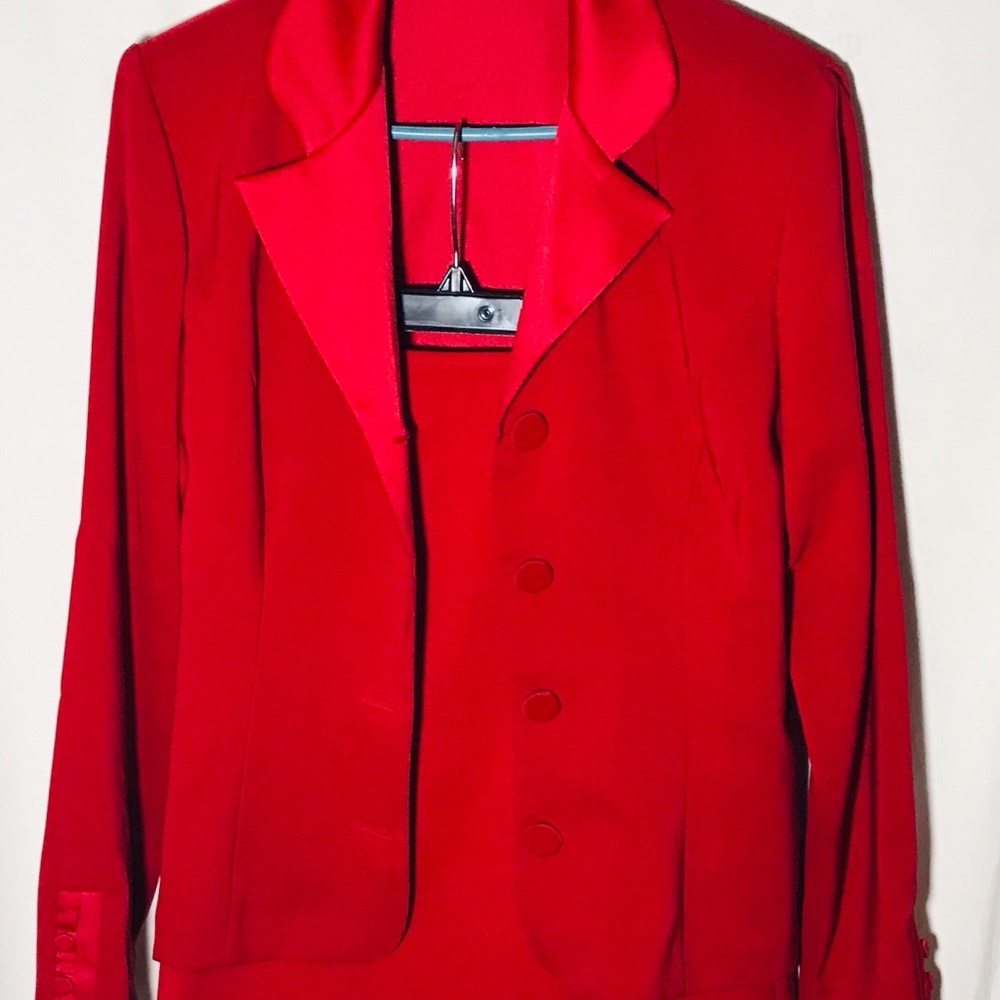 Women’s 2 piece Red suit. Jacket/skirt size 11/12..by Suits Us